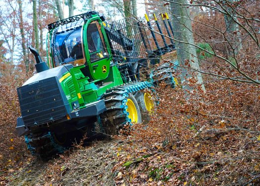 Aufnahme bei der Waldarbeit mit grünem Traktor auf steilem Gelände - Firma Benkö Holz - Webschmiede