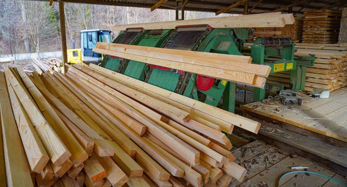 Gestapelte Staffeln neben der Maschine