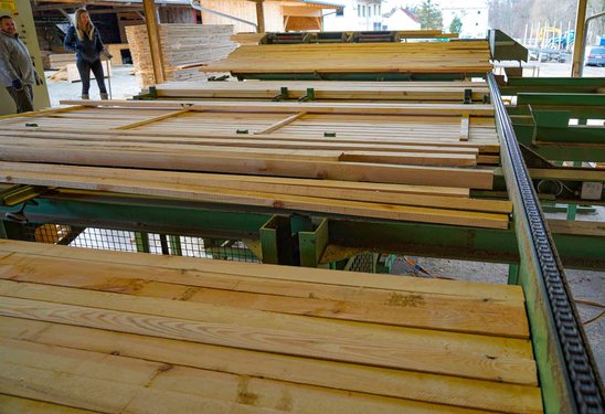 Holzstafeeln im Sägewerk