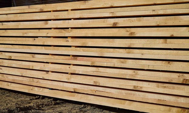 Gestapelte Staffeln im Sonnenlicht