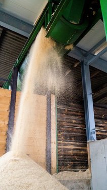 Aufnahme einer Maschine der Firma Benköholz mit Sägespäne - Webschmiede