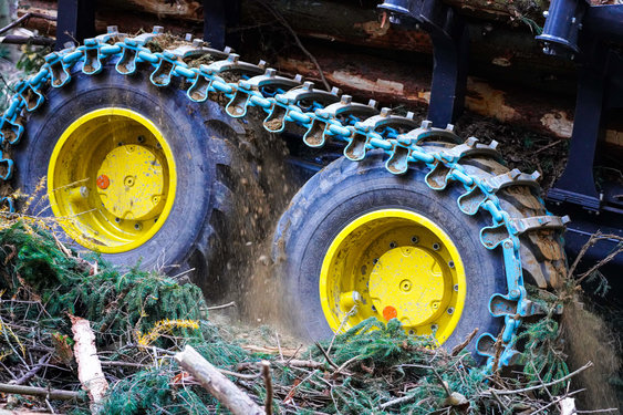 Aufnahme bei der der reifen des mit grünem Traktor der Firma Benkö Holz - Webschmiede