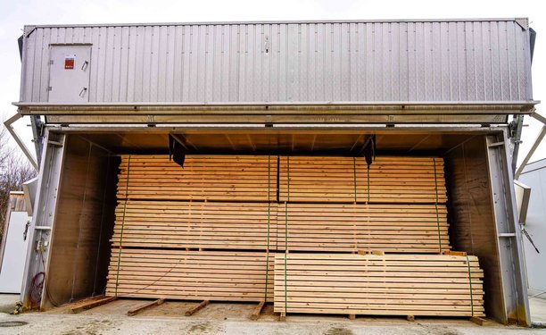 Gestapelte Staffeln in einer Halle gelagert