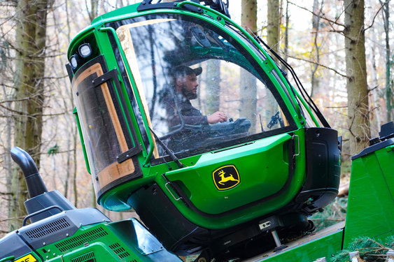 Aufnahme der Fahrerkabine des grünen Traktors der Firma Benkö Holz - Webschmiede