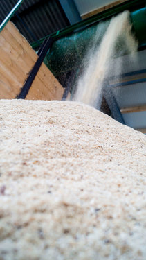 Aufnahme von Sägespäne unter einer Maschine - Benkö Holz - Webschmiede