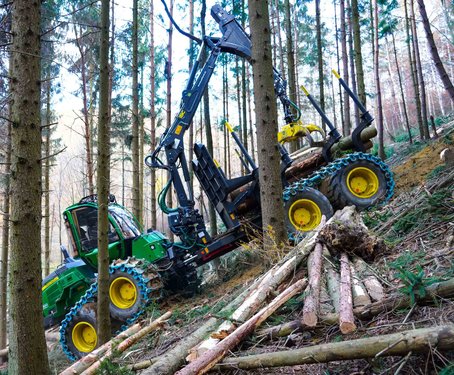 Aufnahme bei der Waldarbeit mit grünem Traktor der Firma Benkö Holz - Webschmiede