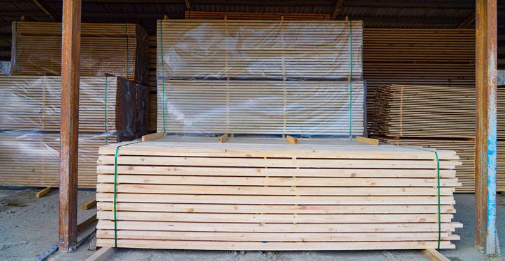 Gestapelte Staffeln in einer Halle