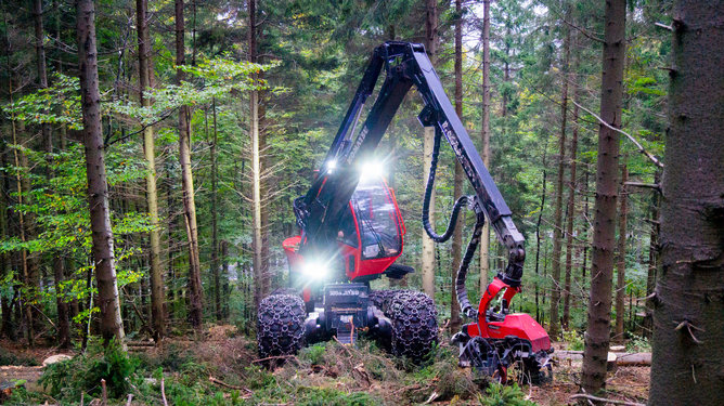 Aufnahmen der Maschine bei der Waldarbeit - Benköholz - Webschmiede
